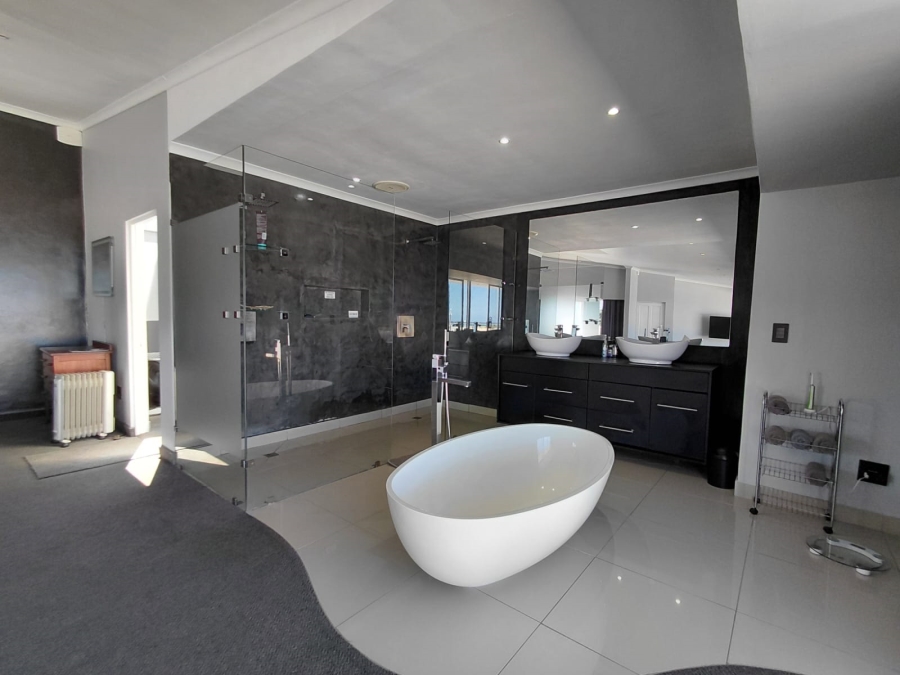 5 Bedroom Property for Sale in Jeffreys Bay Central Eastern Cape